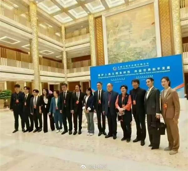 李子柒亮相文明大会，与莫言、吴京、张译同框合影，站C位引关注