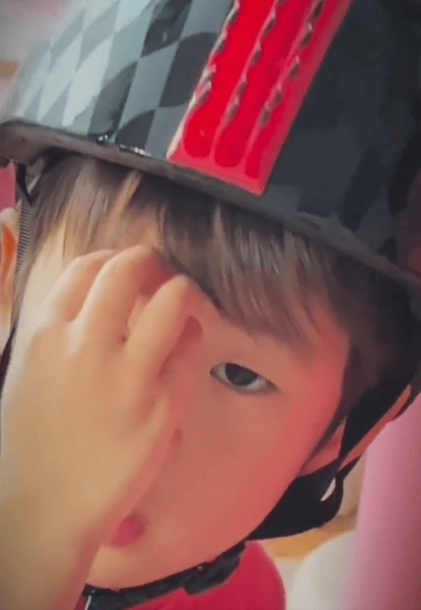 黄磊小儿子正面曝光。