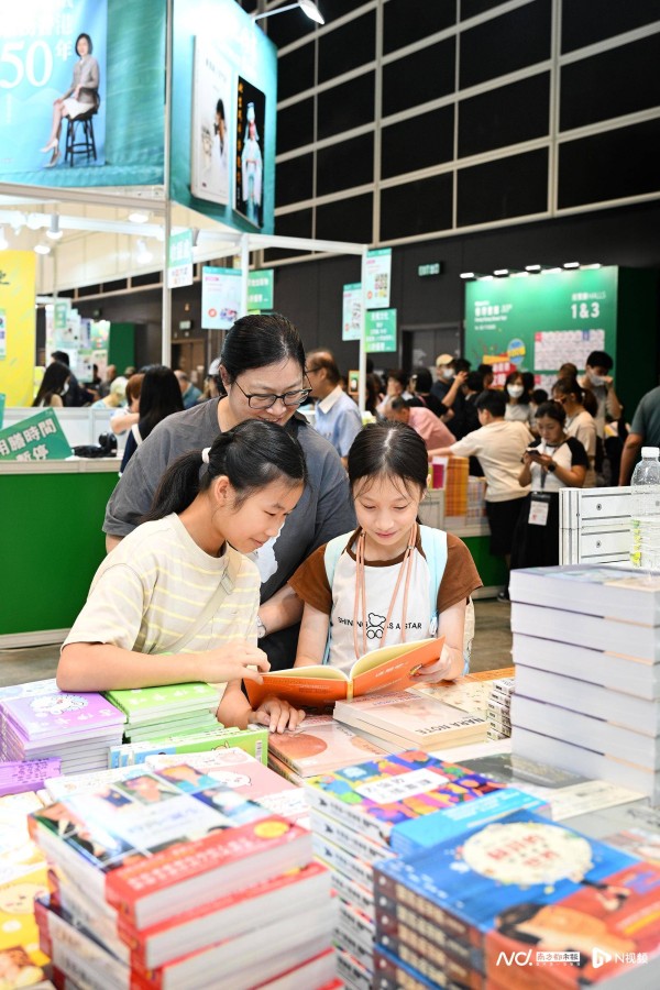 “呢度book位”！香港书展有多“香”？读者通宵抢头位