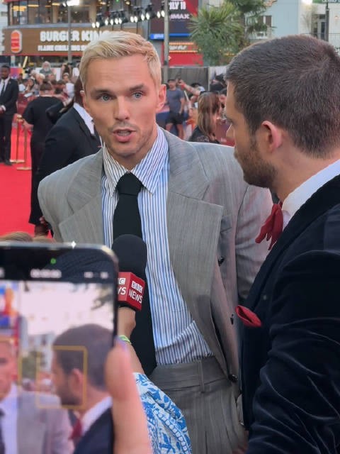 两个193CM的高大帅气男主站一起就是养眼配一脸！ 大卫科伦斯韦Nicholas Hoult