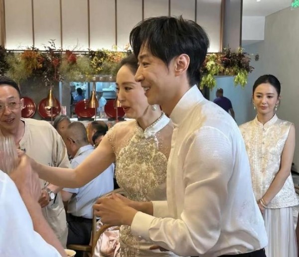 董璇张维伊婚宴敬酒照、伴娘团曝光，其女儿小酒窝成“最萌亮点”