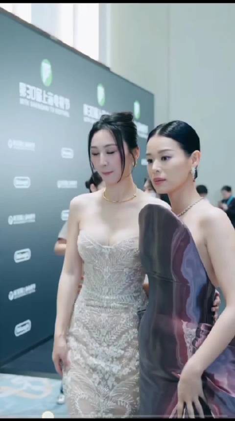 胡杏儿这是穿了个猪肝在身上吗？