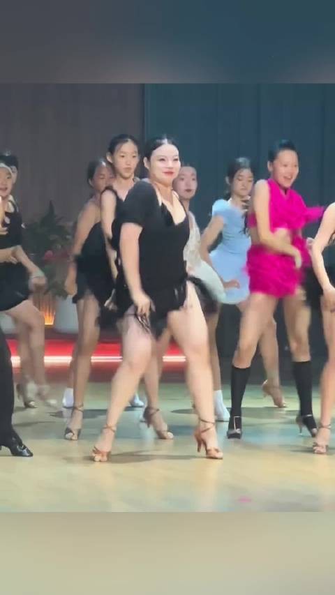 谁说舞蹈必须以瘦为美!体态丰腴的她美得闪闪发光