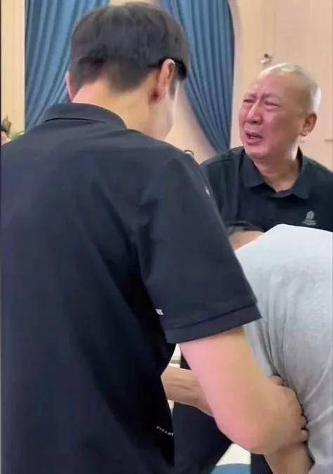 杨少华昨日入土为安但内斗纷争似乎刚开始开第一枪的正是杨议徒弟