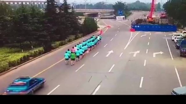 2017年，嚣张暴走团横行霸道，制造噪音无视红绿灯，最终被女司机撞飞