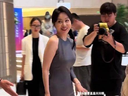 为何闫妮亮相活动总爱穿拖鞋？直到看见赤脚的宋佳，才明白被高跟鞋支配的辛酸