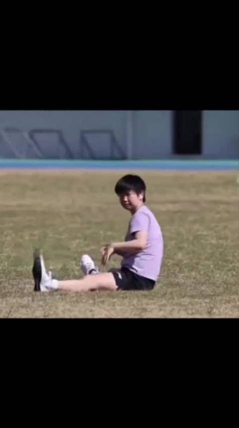 捕捉到一只扣手手的小莎 孙颖莎太可爱了