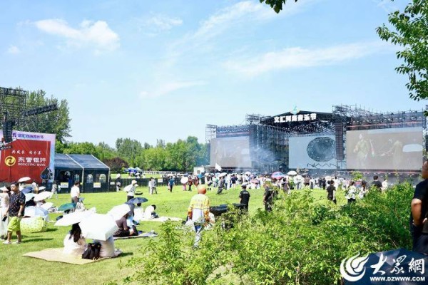 2025文汇河海音乐节现场每杯水仅售2元