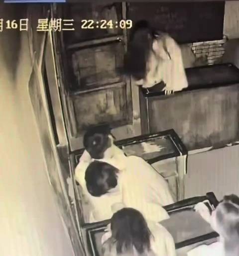 网友问：宗馥莉已经很有钱了，为什么还要在意他父亲给私生子的那18亿呢？