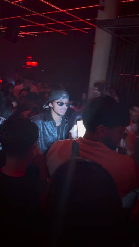 外国乐迷索要ig合照,亚裔男子音乐夜遇追捧