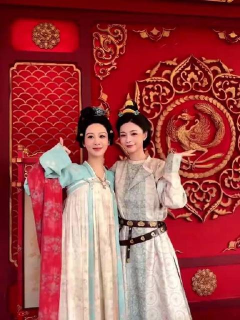 沈梦辰晒和杨紫的合照