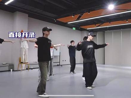 好久不见这么活力满满的小炸了,后面的哥哥们疯狂依旧,但小刘依然稳如泰山