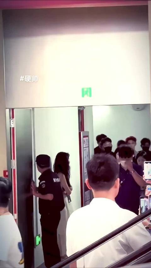 夏之光线下首秀神颜暴击