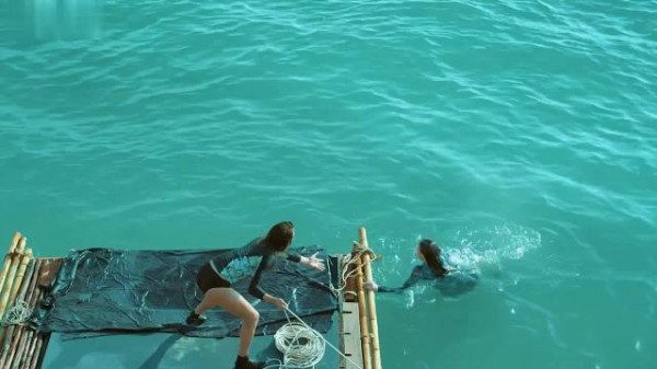 女孩漂浮在海面上,有三条鲨鱼对她虎视眈眈 (3)
