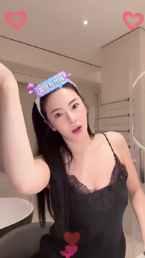 张雨绮巴黎直播险走光