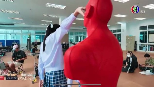 当事假人：是我报的警，当时我就觉得有人在戳我鼻孔，后来又来一个