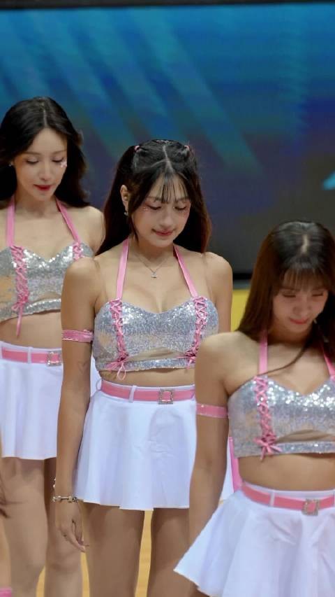 台湾省篮球比赛的中场休息演出，拉拉队小姐姐们真的热情似火啊