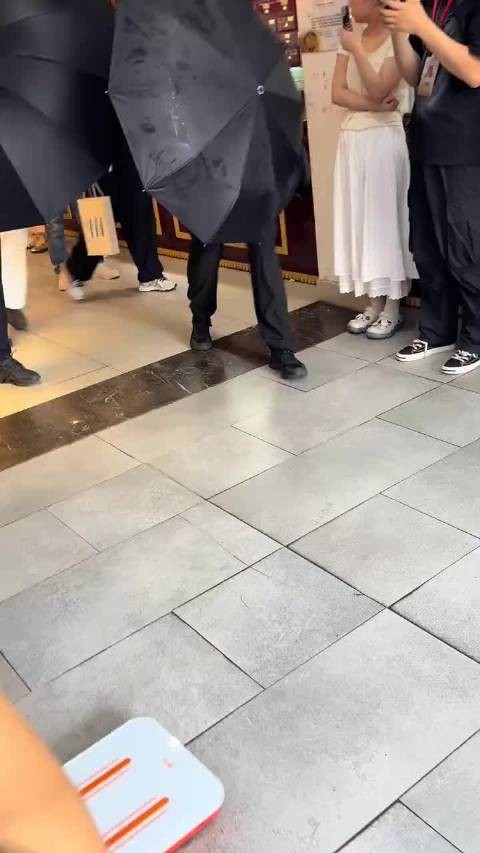 高瀚宇片场生图曝光,与鹿晗同框引关注