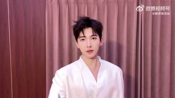 杨洋韩立对镜头画符期待凡人修仙传下周开播 韩立下周不见不散呀