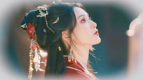 徐艺洋红装古风画报释出,精致妆容演绎古典韵味