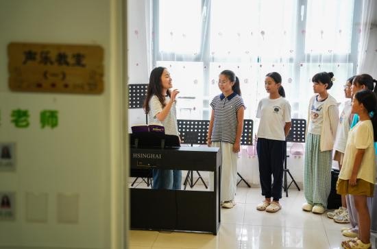 2025年7月22日，在山东省乐陵市市中街道春之声培训中心，孩子们在音乐老师的带领下练习声乐。