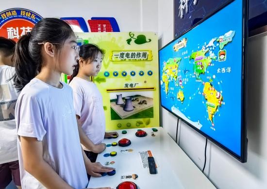 2025年7月22日，在山东省乐陵市市中街道南鑫社区科普馆，孩子们在体验科普装置。