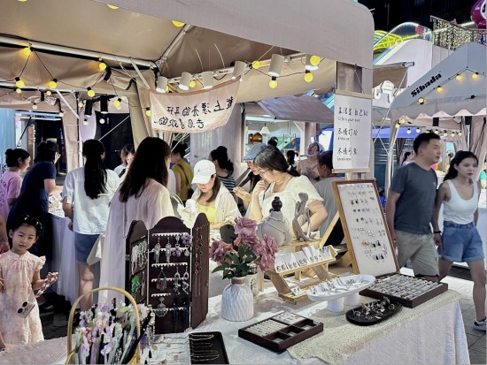 市民正在挑选饰品。衡阳市蒸湘区委宣传部 供图