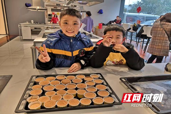 孩子们看着自己制作的蛋糕开心比“耶”.jpg