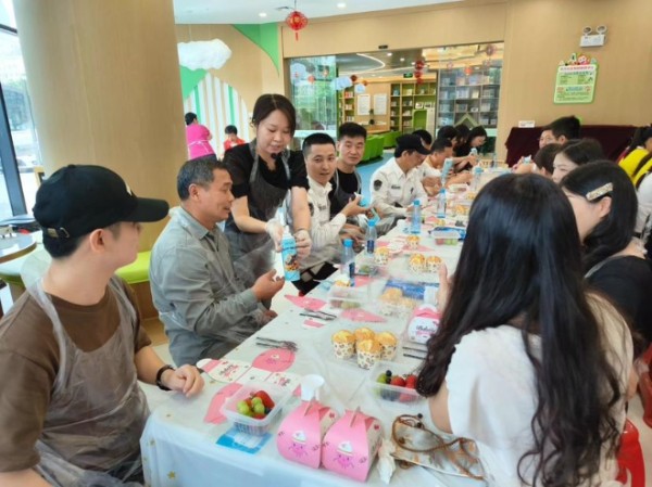 其乐融融真“糕”兴！南园街道滨河社区开展蛋糕DIY活动