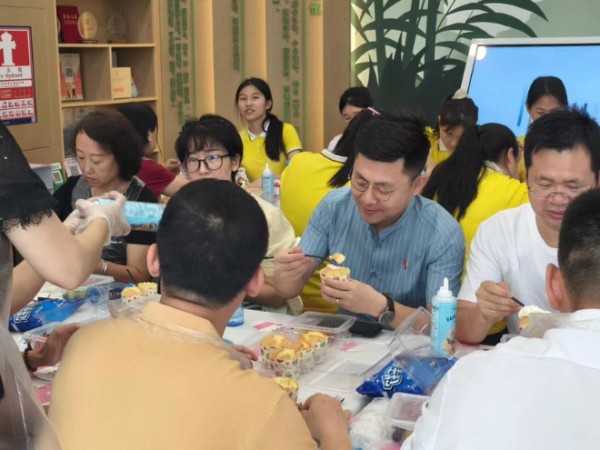 其乐融融真“糕”兴！南园街道滨河社区开展蛋糕DIY活动