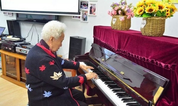 老年人学钢琴