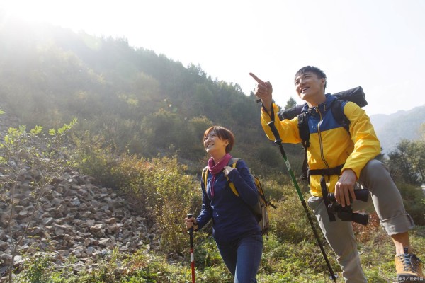 登山徒步强体魄，享受自然乐无穷