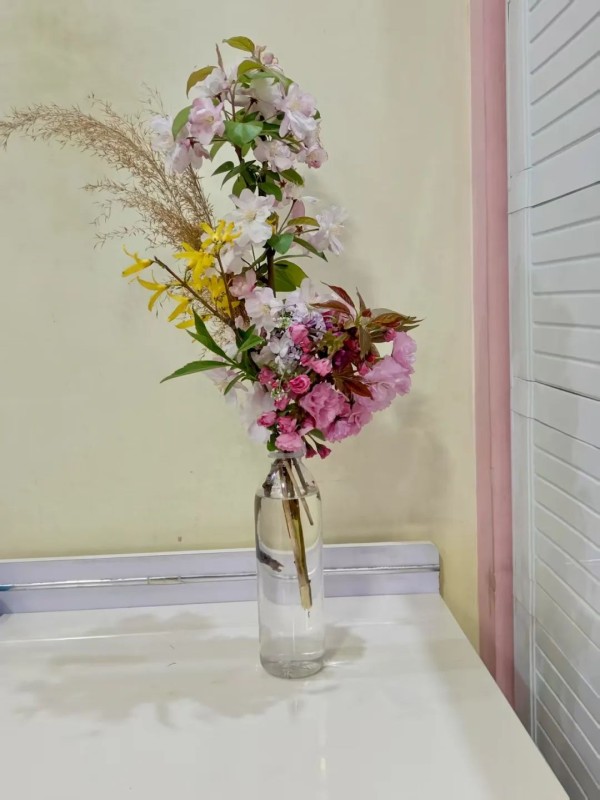 大汶口镇第一中学七年级美术课堂插花艺术欣赏