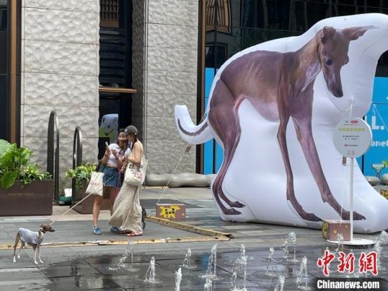 　　2024外滩艺术季从7月27日持续至8月25日。图为户外狗气模装置。记者 郑莹莹 摄