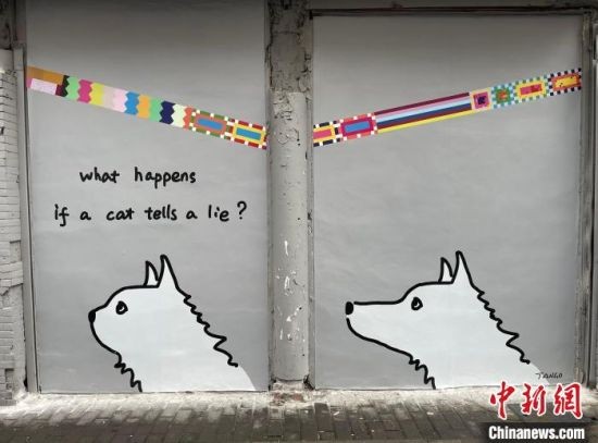 　　资料图，2023年5月的外滩艺术季中，“外滩猫街”走红，图为Tango笔下充满幽默感的猫狗世界，左边的猫想的是：如果一只猫撒了一个谎，会发生什么？右边的答案让知道匹诺曹故事的观众会心一笑。记者 郑莹莹 摄