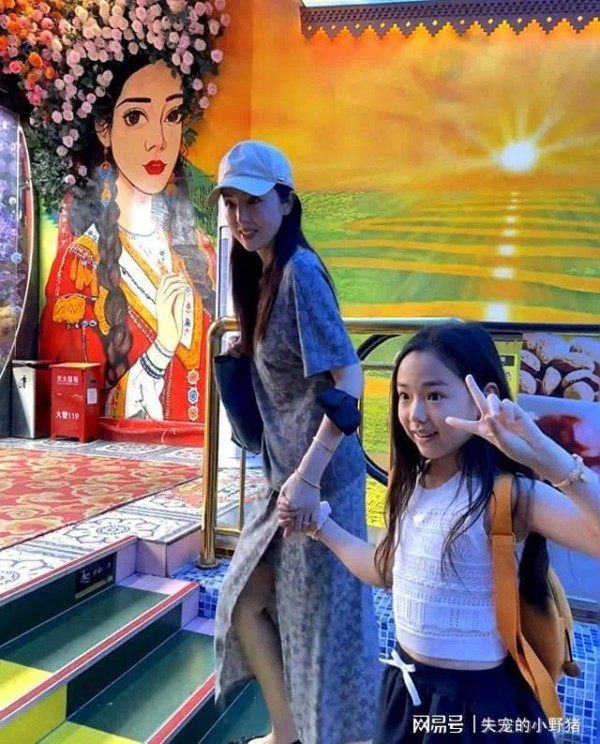 演员这碗饭小酒窝是吃定了！董璇表情怯怯的，仿佛女儿才是大明星