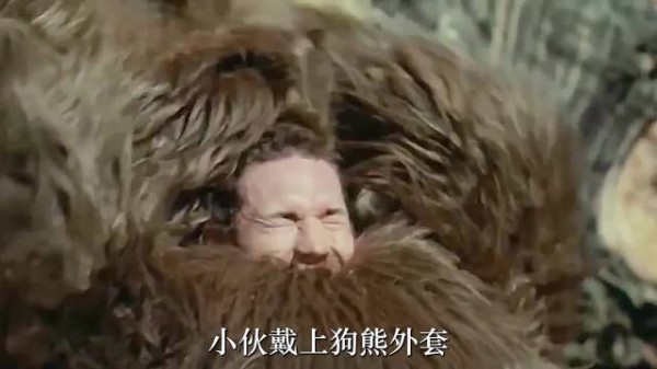 男子扮熊吓唬女友,结果惊喜变悲剧!