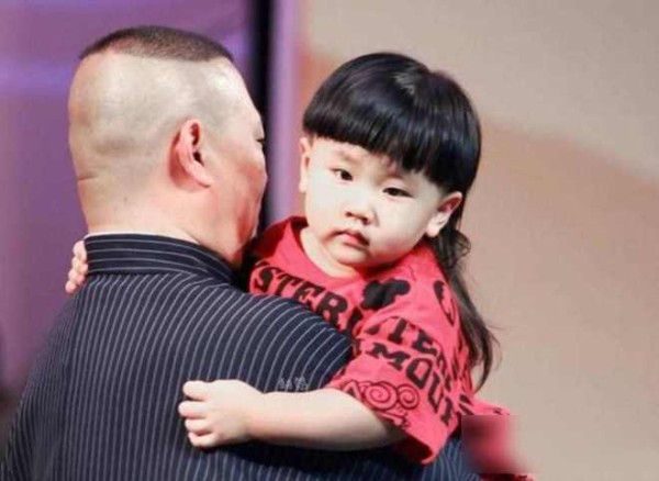 郭麒麟睡沙发弟弟坐头等舱，德云社巡演暴露父子天壤待遇