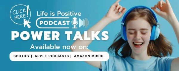 年轻女子戴着蓝色耳机，在蓝色背景上闭着眼睛微笑。文字为“Life is Positive Podcast POWER TALKS 现已在 Spotify、Apple Podcasts、Amazon Music 上提供。”左侧出现“单击此处！”按钮。了解如何设置界限以及当人们利用您时如何处理。