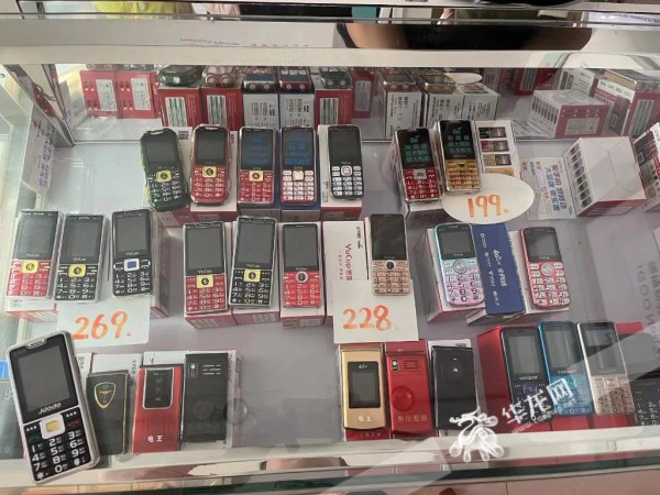摆放老年机的柜台。华龙网 常涵笑 摄