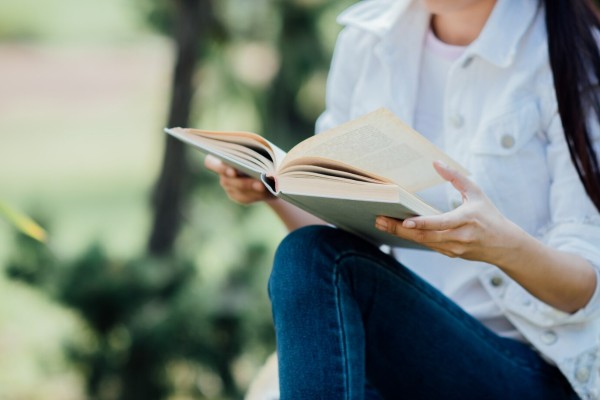 Mujer leyendo un libro