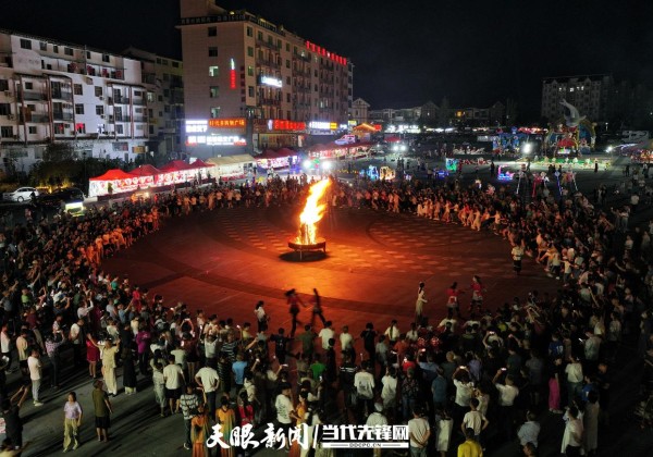 600余辆房车扎堆19℃的百里杜鹃避暑