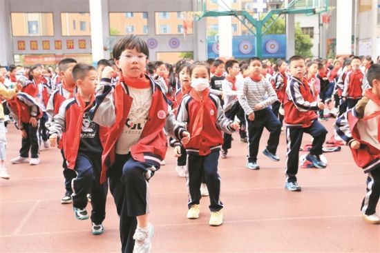 师附小署前校区大课间活动时间，学生进行户外运动