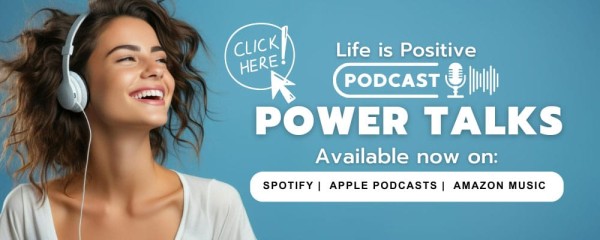 一位戴着耳机的女士在蓝色背景下开心地微笑。文字写道：“Life is Positive Podcast - Power Talks。现已在 Spotify、Apple Podcasts、Amazon Music 上提供。”箭头指向一个按钮，上面写着“单击此处！”加入我们的社区，了解如何与人设定健康的界限。