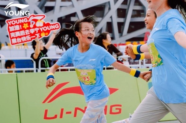 北京半马亲子跑活力开跑 李宁YOUNG与800家庭解锁运动陪伴新方式