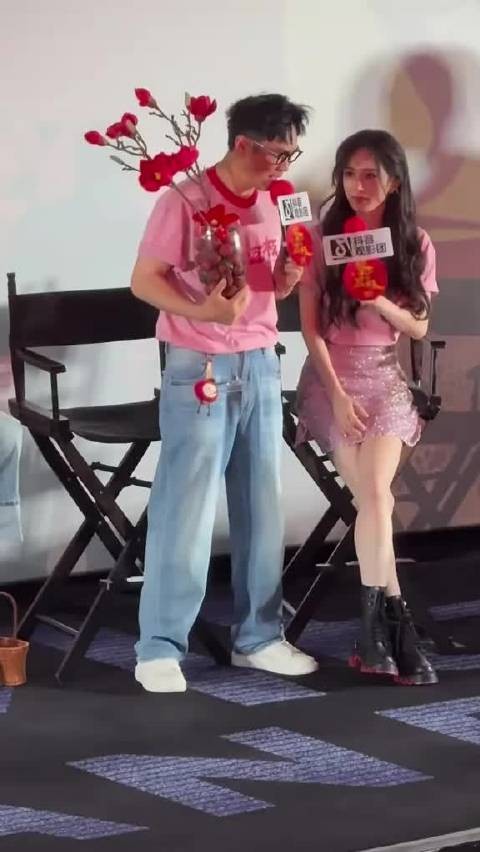 杨幂和大鹏做个宣传，为啥大鹏一直都是害羞的状态啊？都不敢看杨幂？