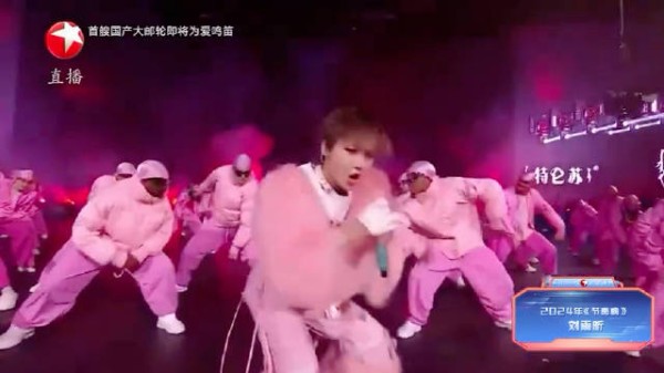 充满感染力的节奏搭配极具张力的舞蹈动作