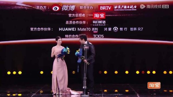沈腾好“显眼包”，领奖花漏水直接给赵丽颖，这段搞笑且滑稽