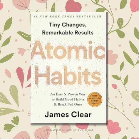 詹姆斯·克利尔 (James Clear) 所著的《原子习惯》一书的封面以花卉为背景。其极简主义的设计以大号粗体字母标出书名，副标题为“养成良好习惯和打破不良习惯的简单且行之有效的方法”。徽章自豪地标明，这本原子习惯畅销书已售出 1 多万册。