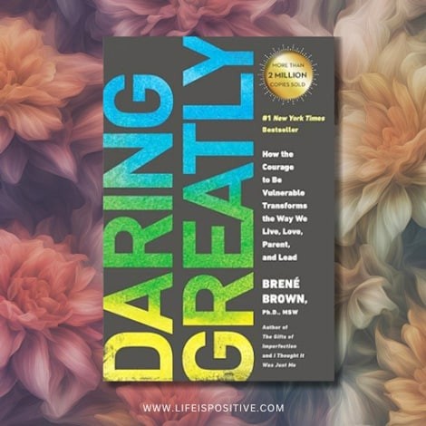 布琳·布朗 (Brené Brown) 所著的《大胆而伟大》 (Daring Greatly) 一书的封面以醒目的渐变字体将书名从蓝色变为绿色，背景为深色花卉图案。金色徽章上写着“销量超过 2 万册”。请访问 www.lifeispositive.com 了解有关布琳·布朗所著的《大胆而伟大》一书的更多信息。